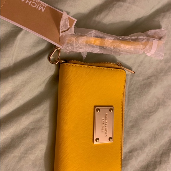 Absolutely stunning yellow brand new authentic Michael Kors wallet compartments - Picture 5 of 13